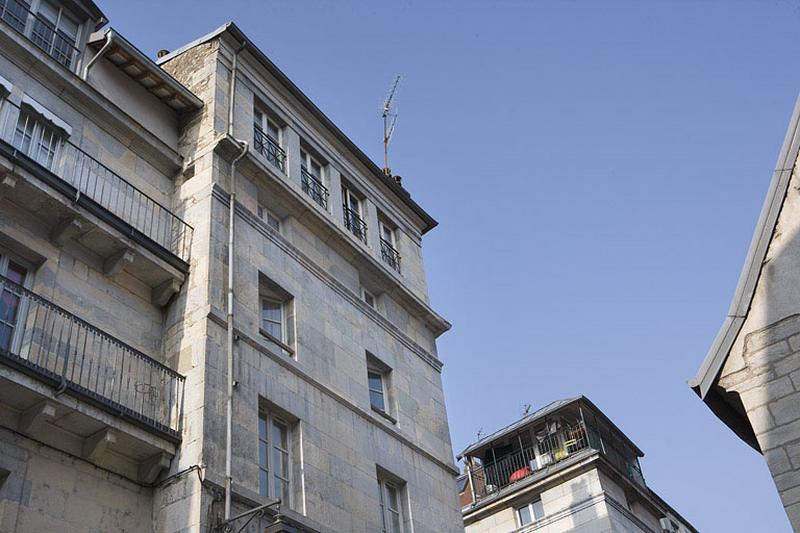 Détail de la partie supérieure de la façade de l'immeuble d'angle.