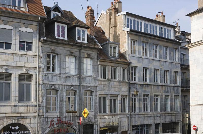 Vue d'ensemble de la partie gauche de l'édifice sur rue.