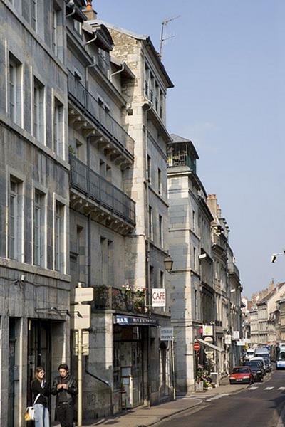 Partie centrale de la façade sur rue, de trois quarts gauche.