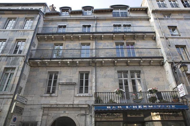 Partie centrale de la façade sur rue, de face.