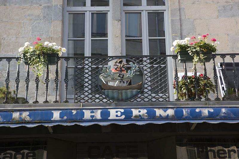 Détail du balcon sur la partie centrale de la façade sur rue, de face.
