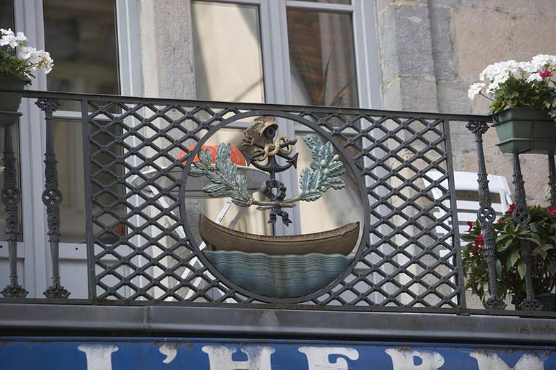 Détail du décor en médaillon au centre du balcon.