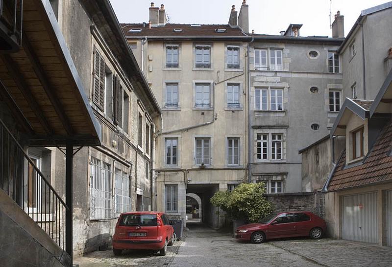 Vue d'ensemble depuis le fond de la cour.