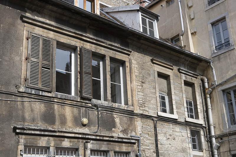 Aile sur cour, détail des fenêtres du premier étage.