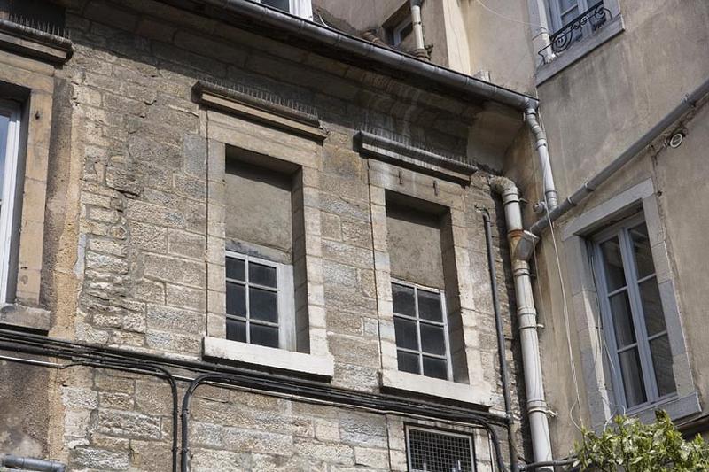 Aile sur cour, détail de deux fenêtres du premier étage.