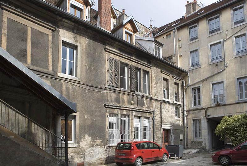 Vue d'ensemble de l'aile sur cour.