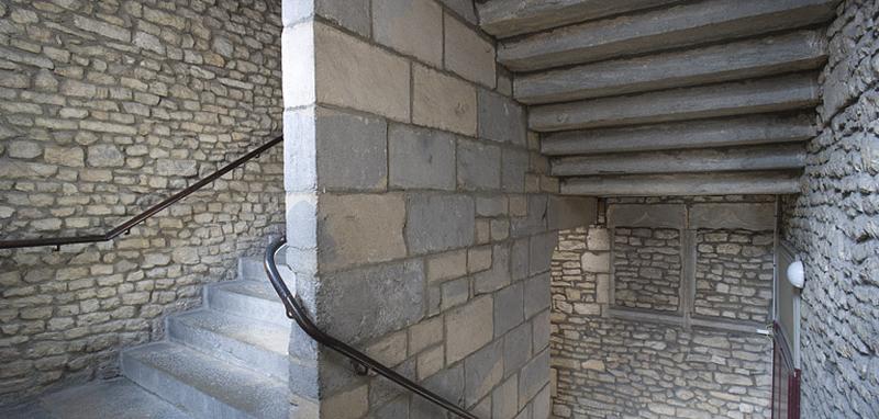 Détail de l'escalier principal en maçonnerie.