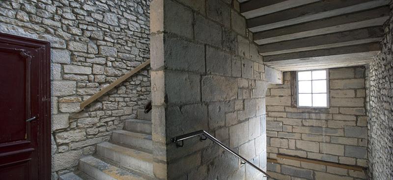 Détail de l'escalier principal en maçonnerie, avec la fenêtre éclairant la cage.