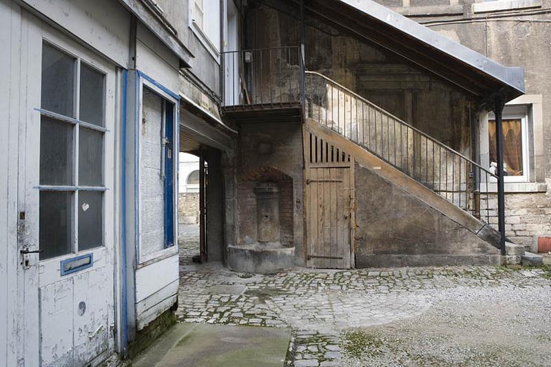 Détail de l'escalier extérieur à l'extrémité de l'aile.