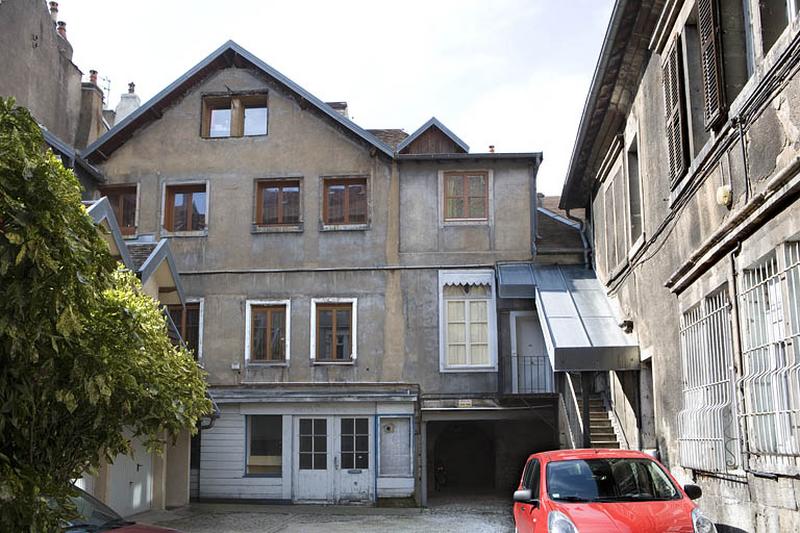 Vue d'ensemble des bâtiments en fond de cour.