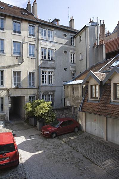 Façade postérieure du logis principal sur rue, partie droite.