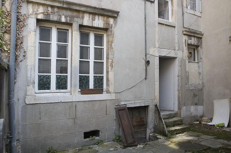 Façade postérieure du logis principal sur rue, partie droite : détail des fenêtres du rez-de-chaussée.