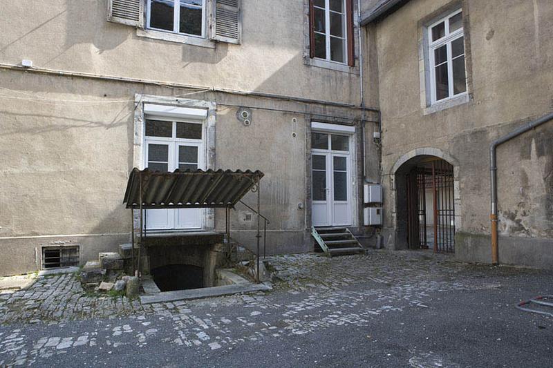 Cour secondaire donnant rue Ronchaux : détail d'une entrée de cave.