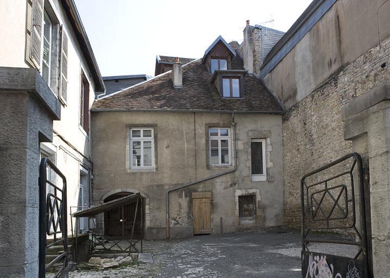 Vue d'ensemble de la cour secondaire donnant rue Ronchaux.