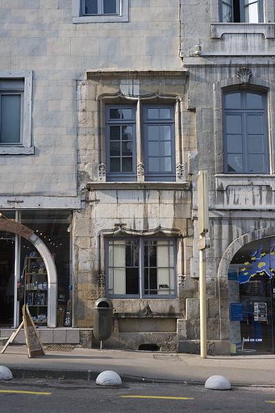 Détail de la partie droite en pierre de la façade sur la Grande Rue.