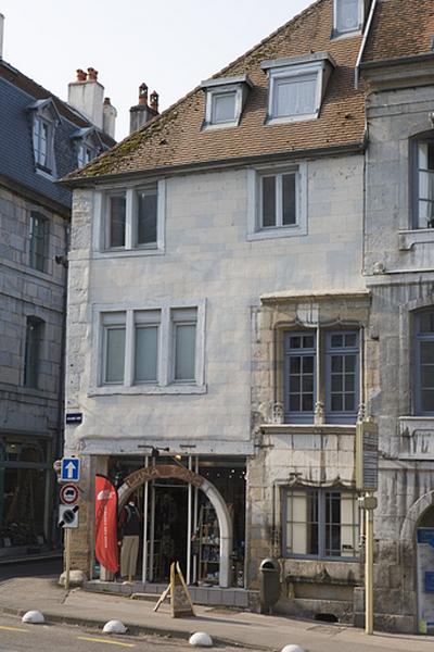 Vue d'ensemble de la façade sur la Grande Rue, de trois quarts droite.