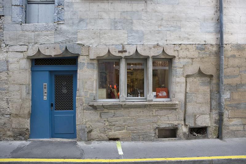 Détail du rez-de-chaussée de la façade sur la rue Renan.