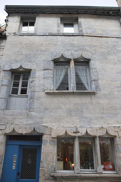 Vue d'ensemble de la façade sur la rue Renan, de face.