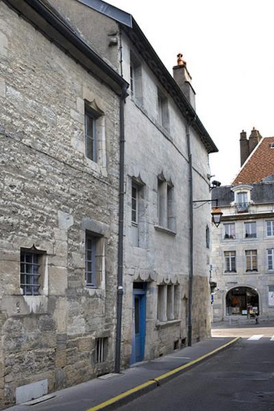 Vue d'ensemble de la façade sur la rue Renan, de trois quarts gauche.