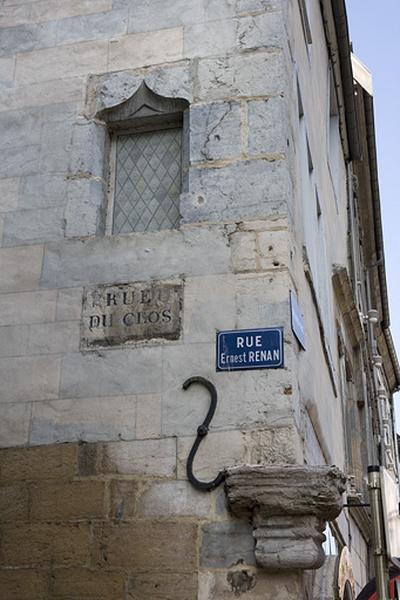 Détail de l'angle avec la mention 'rue du Clos'.