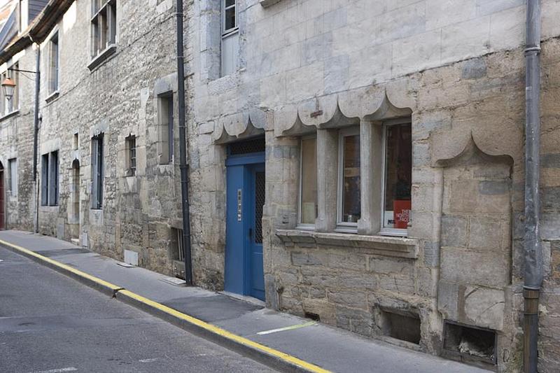 Rue Renan, détail du rez-de-chaussée, de trois quarts droit.