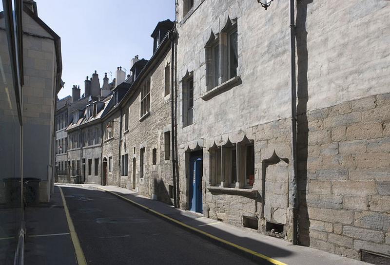 Vue d'ensemble dans l'alignement de la rue Renan.