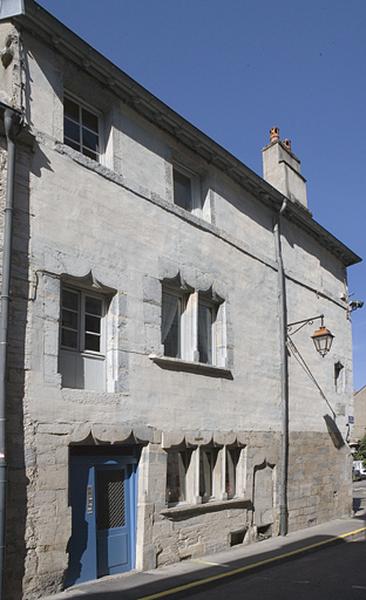 Vue d'ensemble de façade sur la rue Renan, de trois quarts gauche.