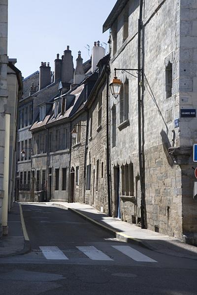 Vue d'ensemble de façade sur la rue Renan, de trois quarts droit.