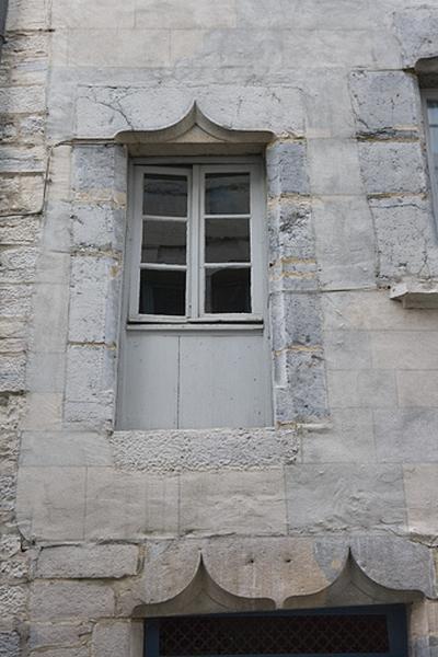 Rue Renan, détail d'une ancienne porte transformée en fenêtre au premier étage.