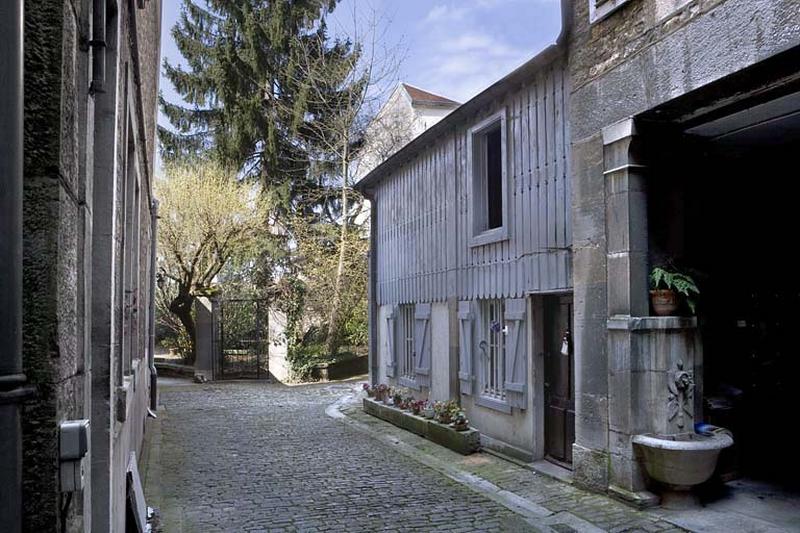 Vue d'ensemble du séchoir avec habitation en rez-de-chaussée, de trois quarts droit.