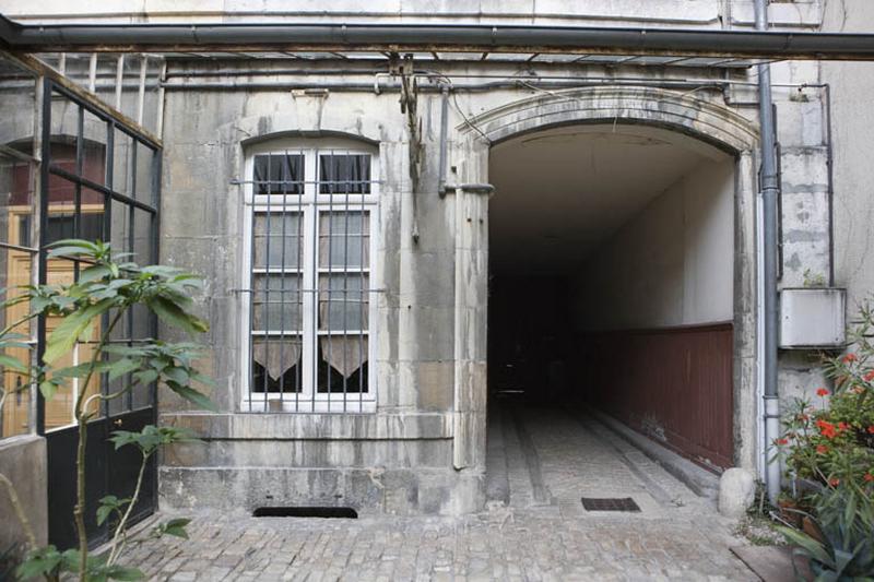 Détail du passage cocher, côté cour.