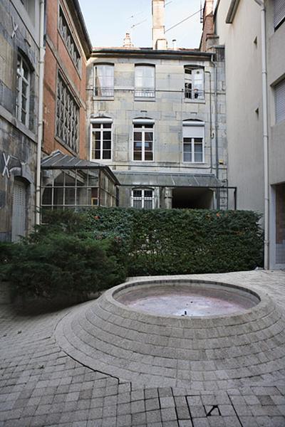 Vue d'ensemble des façades sur cour du logis principal, de face.