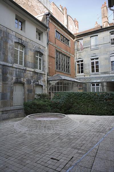 Vue d'ensemble des façades sur cour du logis principal, de trois quarts droit.