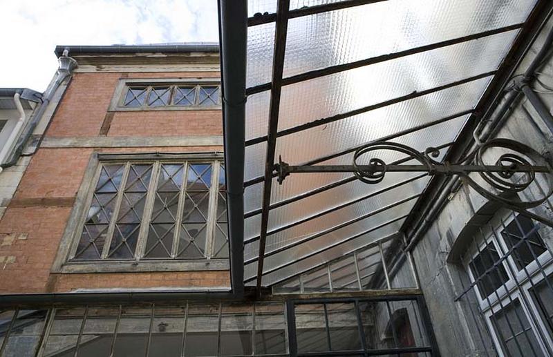 Détail de l'aile contenant l'escalier et de l'auvent situé sur la façade postérieure du logis principal.