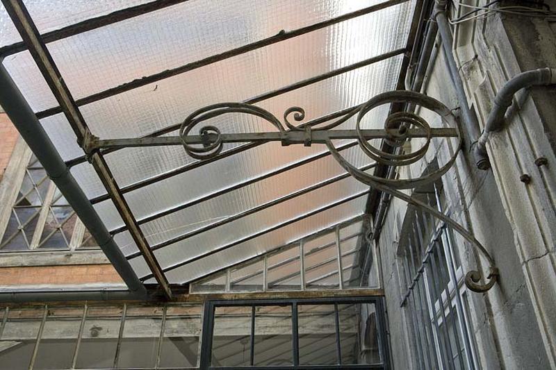 Détail de l'auvent situé sur la façade postérieure du logis principal.