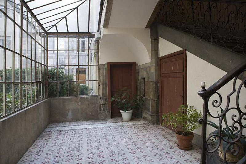 Vue intérieure de la verrière protégeant le rez-de-chaussée de la cage d'escalier, partie gauche.