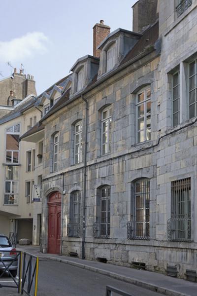 Vue d'ensemble de trois quarts droit.
