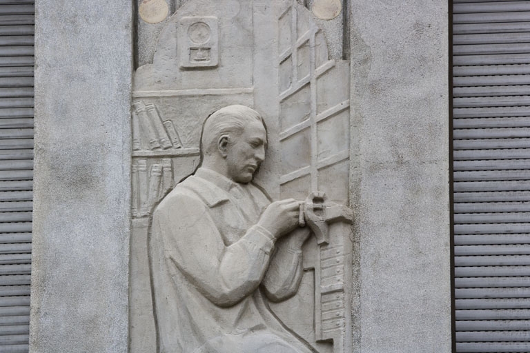 Ecole nationale professionnelle d'Horlogerie (1926-1932), 1 rue Labbé : l'horloger.