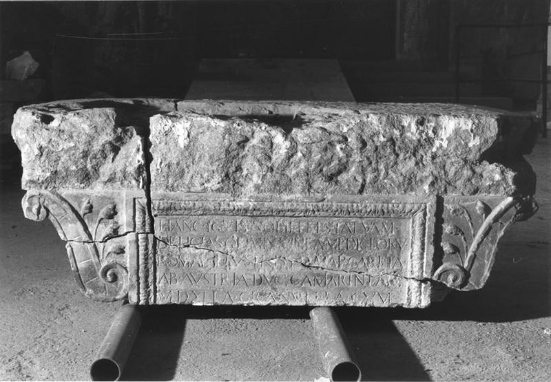 Détail de la console supportant à l'origine le buste de Jupiter, avec l' inscription en latin : de face.