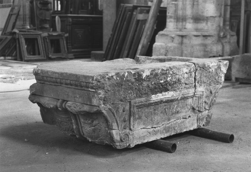 Détail de la console supportant à l'origine le buste de Jupiter, avec la devise des Granvelle : de trois quarts.