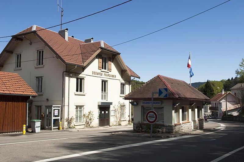 Vue du bureau des douanes et du poste de surveillance.