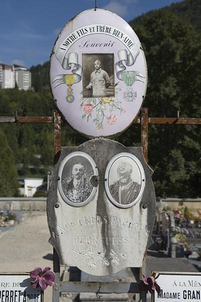 Deux des six plaques émaillées de la stèle.