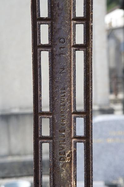 Marque du fabricant et lieu de fabrication : Deville, à Charleville-Mézières (Ardennes).