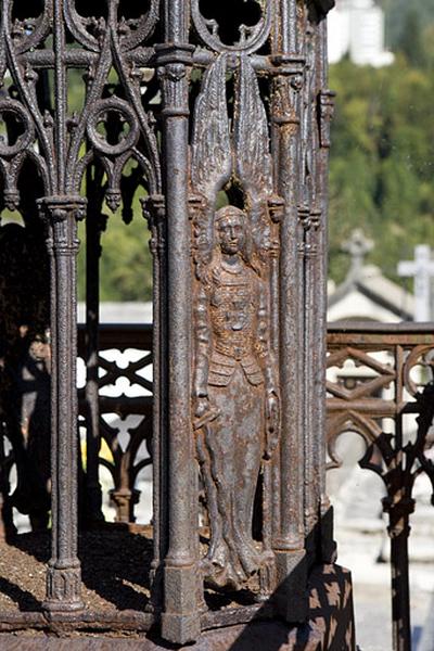 Tombeau d'Eugénie Girod : détail d'un ange du piédestal.