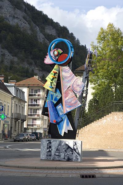 Statue en émail de Marie-Thérèse Masias, près de la poste.