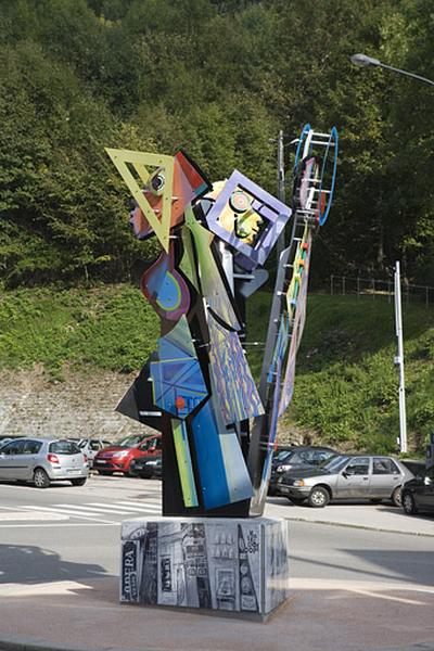Statue en émail de Marie-Thérèse Masias, près de la poste.