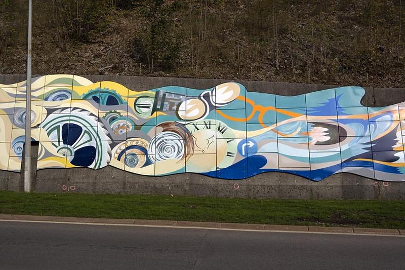 Emaillerie : oeuvre murale au long de la R.N. 5, détail : engrenages, cadran d'horloge, lunettes et panneau.