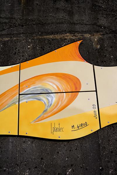 Emaillerie : oeuvre murale au long de la R.N. 5, détail : date et signatures.