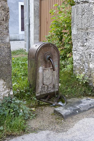 Borne fontaine au 12 rue Emile Zola.