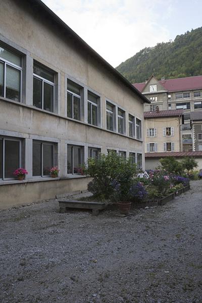 Ateliers, de trois quarts gauche.